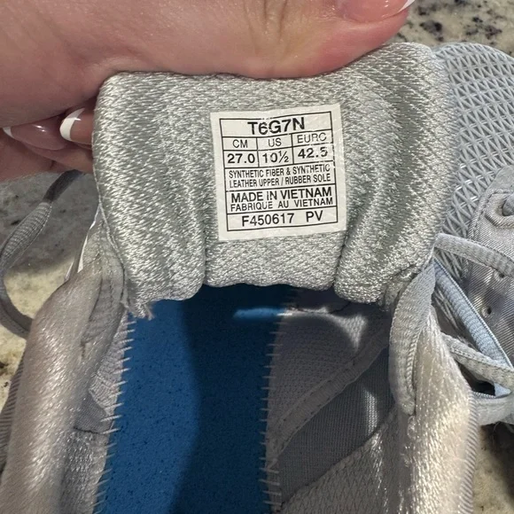 Size 10.5 - ASICS GEL-Quantum 180 2 Mid
Gray - Picture 3 of 5